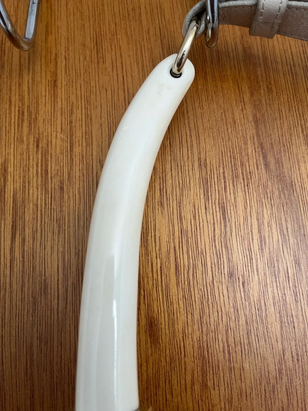 Yves Saint Laurent Mombasa Cream Leather Shoulder Bag with Ivory Handles - Picture 9 of 14